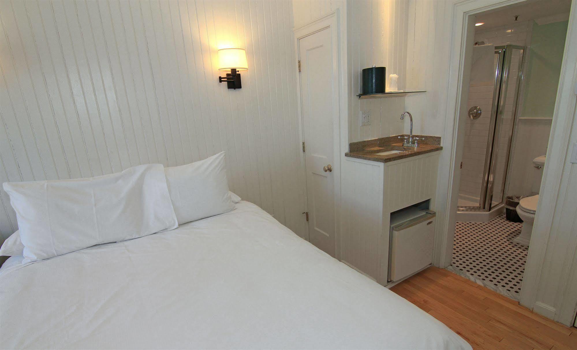 Anchor Inn Beach House โพรวินซ์ทาวน์ ภายนอก รูปภาพ